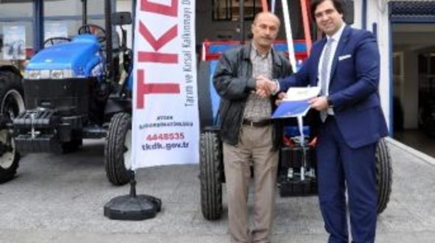 Aydın Tkdk İlk Trakt&ouml;r&uuml;n&uuml; Teslim Etti