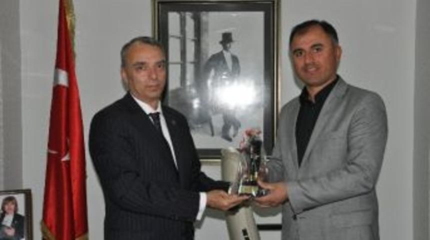 Mutlu&rsquo;dan &Ccedil;imenoğlu&rsquo;na Madenci Heykeli Hediyesi