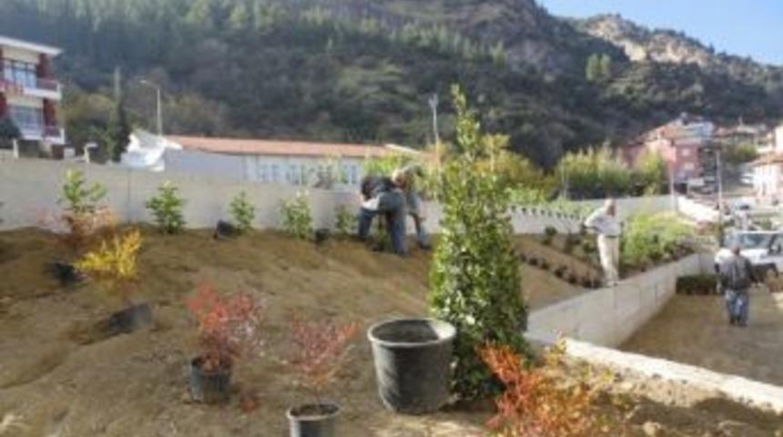 Honaz Meydanı &Ccedil;i&ccedil;ekle Donatılıyor