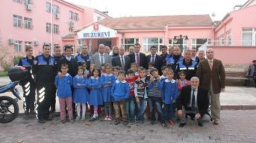 Çocuklar Toma’ya Bindi, Polislerle Su Sıktı