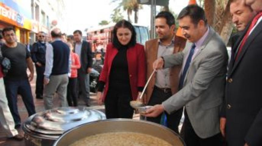 AK Parti, Manavgat'ta 5 Bin Kase Aşure Dağıttı