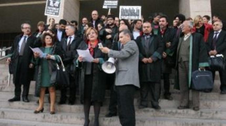 İzmir Barosu'ndan Tutuklu Avukatlara Destek &Ccedil;ağrısı