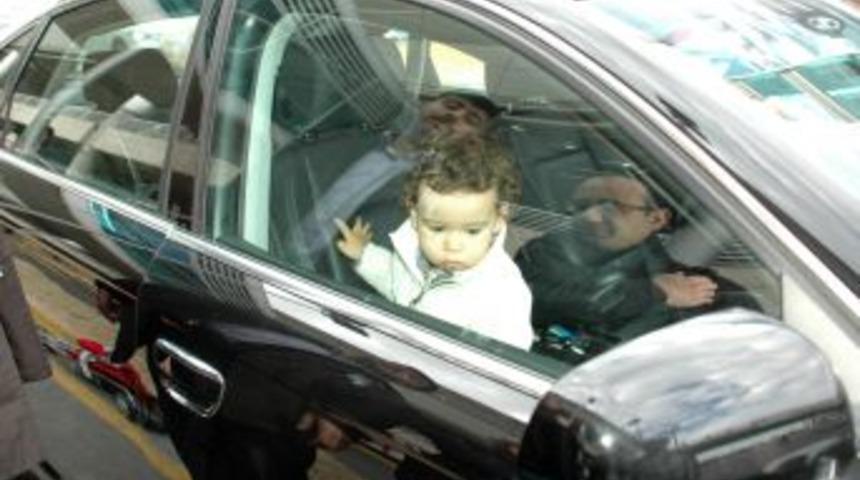 Havalimanında Bir &Ccedil;ocuk Ara&ccedil;ta Mahsur Kaldı