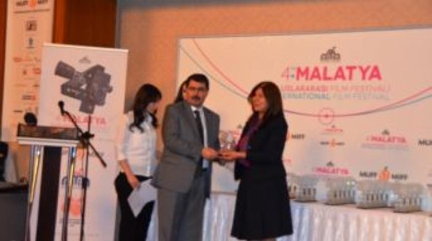 Film Festivaline Katkıda Bulunan Sponsorlara Plaket Verildi