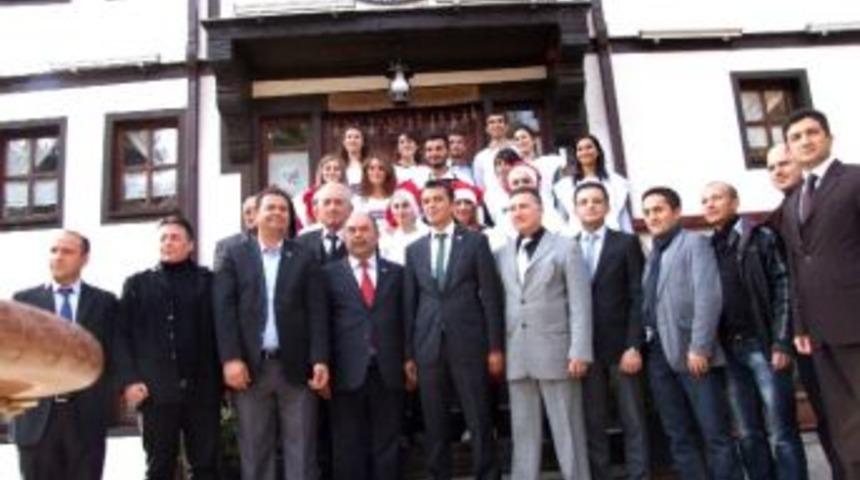 Ekmek İsrafını &Ouml;nlemek İ&ccedil;in Bayat Ekmeklerden Yemek Yaptılar