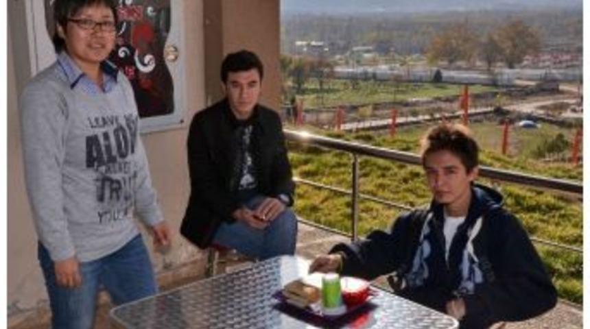 &Ccedil;inli Yenge Garsonluk Yapıyor