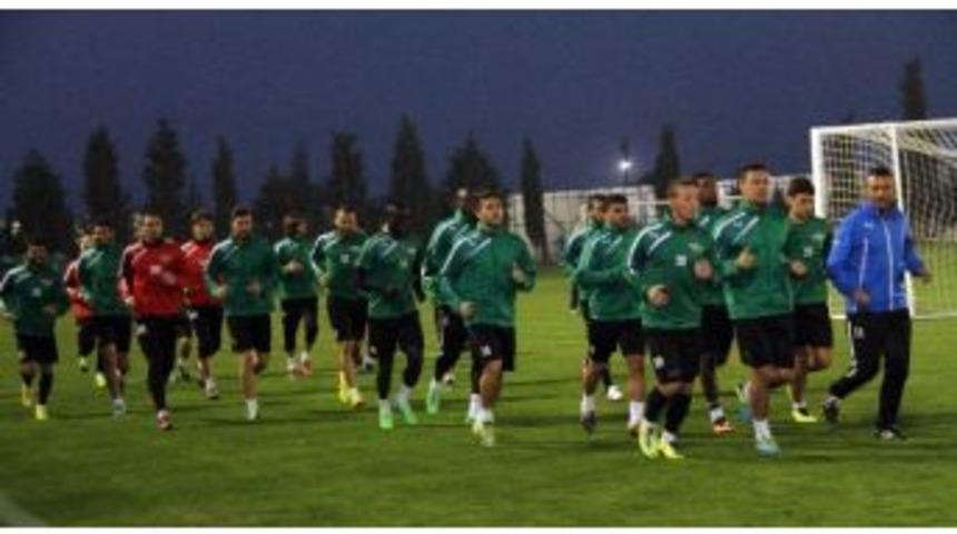 Akhisar Belediyspor, Kardemir Karab&uuml;kspor Ma&ccedil;ı Hazırlıklarını S&uuml;rd&uuml;r&uuml;yor