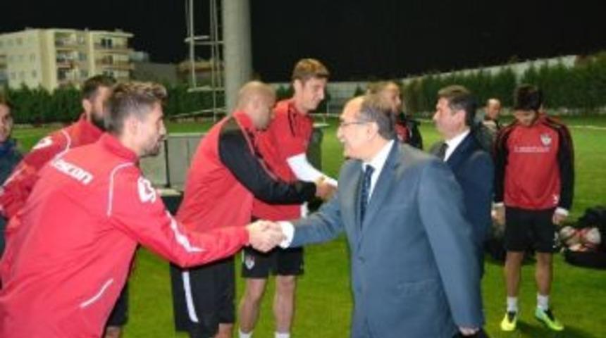 Vali Savaş Manisasporlu Futbolcularla Buluştu