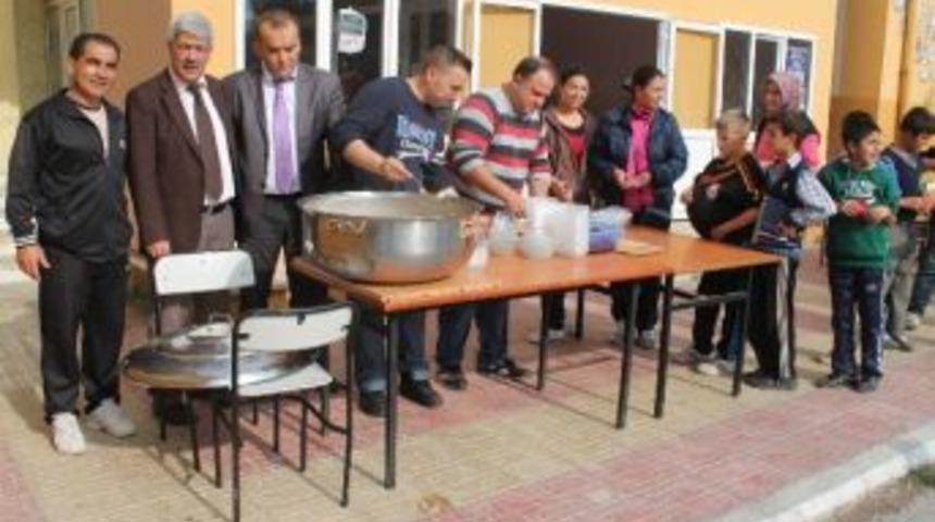 Sel&ccedil;uk'taki Okularda Aşure Kuyrukları Oluştu