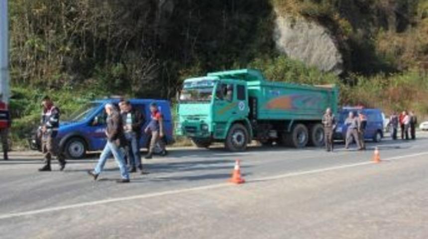 Rize&rsquo;de İlgin&ccedil; Kamyoncu Protestosu
