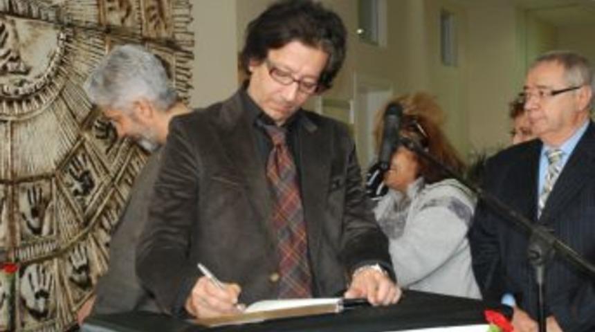 Tiyatronun Ustası Uygur Anıldı