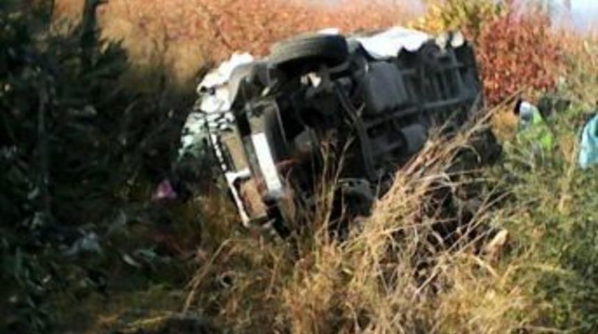 Hatay'da minib&uuml;s devrildi: 4 &ouml;l&uuml; 17 yaralı