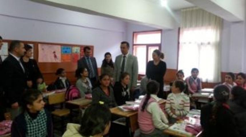 Bah&ccedil;esaray Kaymakamı Tarık A&ccedil;ıkg&ouml;z Okul Ziyaretinde