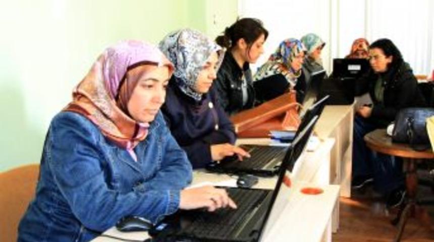 Ev Hanımlarına Bilgisayar Kursu Veriliyor
