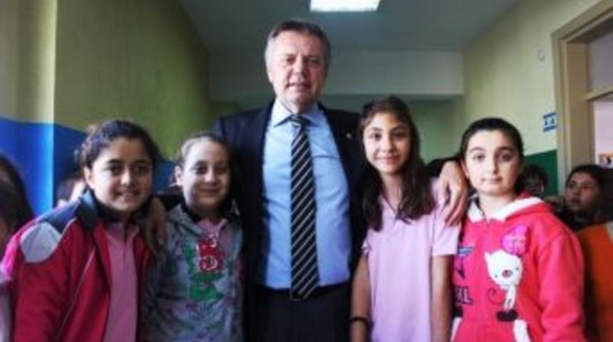 Ayvalık Belediyesi'nden &Ccedil;ocuklara Hediye