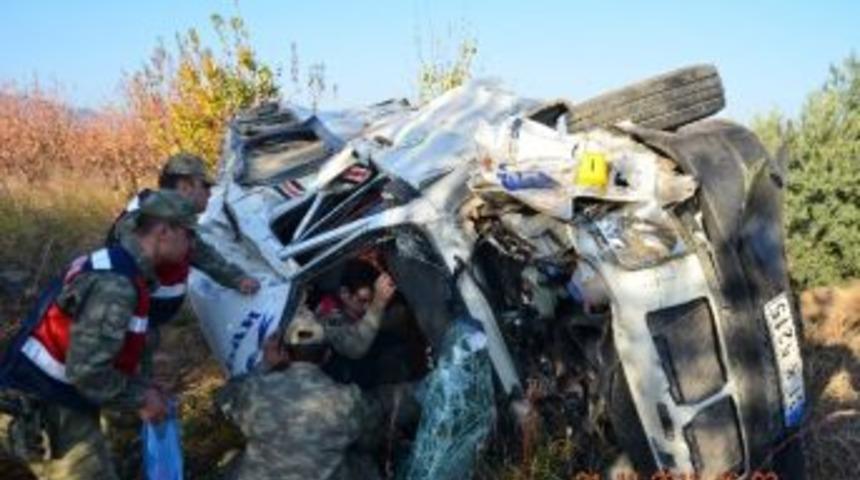 Hatay'da Trafik Kazası: 4 &Ouml;l&uuml;, 17 Yaralı