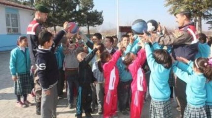 Jandarmadan Okullara Spor Malzemesi Desteği