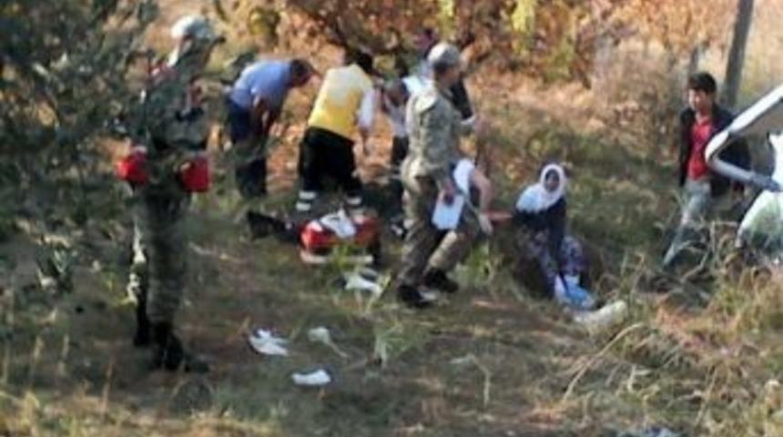 Hatay'da Minib&uuml;s Şarampole Yuvarlandı: 4 &Ouml;l&uuml; 17 Yaralı