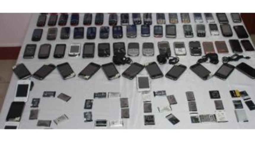 Polisten Ka&ccedil;ak Cep Telefonu Operasyonu