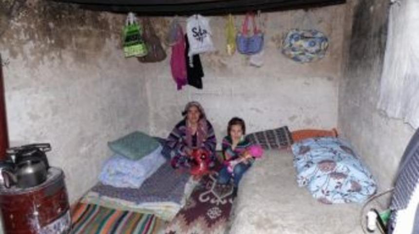 Barakada yaşayan aileye sahip &ccedil;ıkıldı