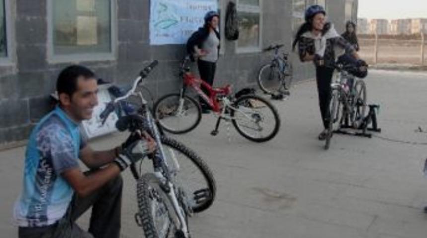 Diyarbakır’da ‘bisiklet Öğrenmeyen Kalmasın Etkinliği’