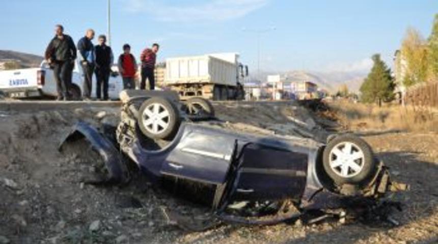 Virajı Alamayan Aşırı Hızlı Ara&ccedil; Kaldırıma &Ccedil;ıkıp Taklalar Attı: 3 Yaralı