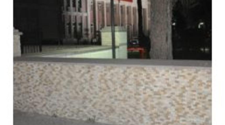 Valilik Duvarındaki Ş&uuml;pheli Paket Paniğe Yol A&ccedil;tı