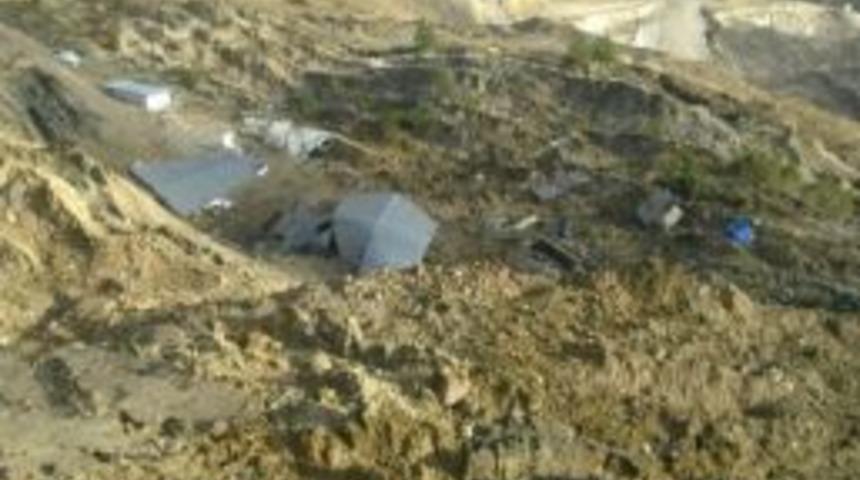 K&ouml;m&uuml;r Yatağındaki G&ouml;&ccedil;&uuml;k Karayolunu Tehdit Ediyor