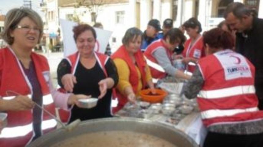 Kızılay Urla Şubesi Belediye Meydanı'nda Aşure Dağıttı