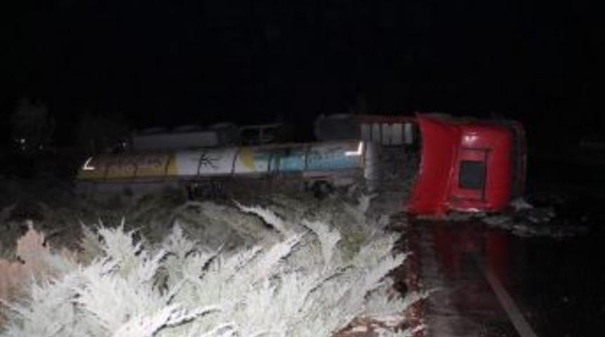 Sıvı Şeker Y&uuml;kl&uuml; Tır Devrildi