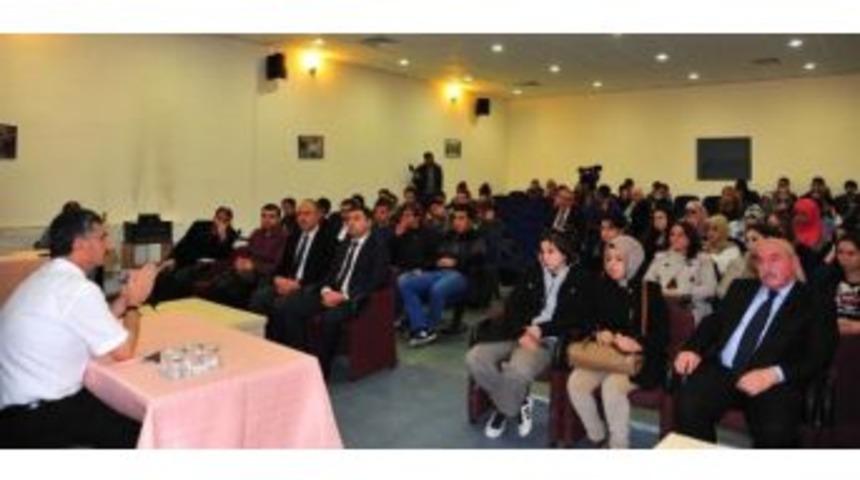 Vali Bektaş, Kariyer Günleri’nde Öğrencilerle Bir Araya Geldi