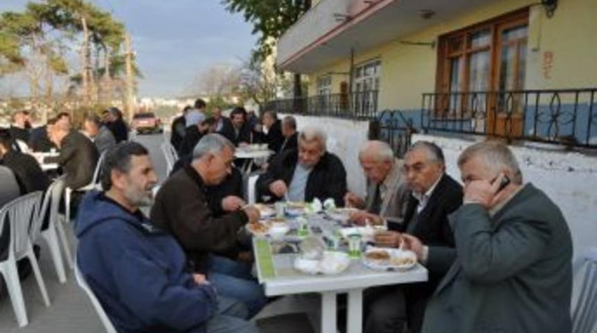 Karşıyaka mahallesi sakinleri aşure yaptı