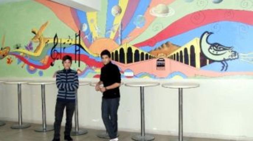 Okul Duvarlarını Sanat Galerisine &Ccedil;evirdiler