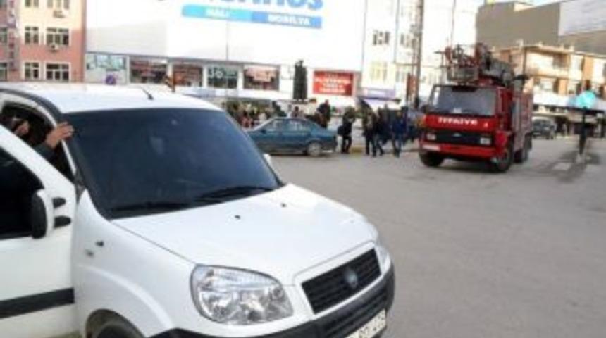 &Uuml;zerine Benzin D&ouml;k&uuml;p Kendisini Yakmak İstedi