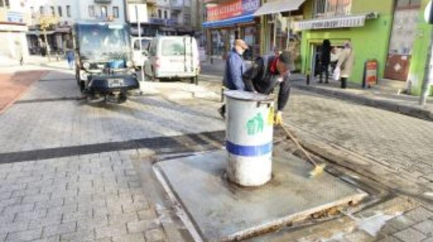 Yer Altı &Ccedil;&ouml;p Konteynırları Dezenfekte Ediliyor