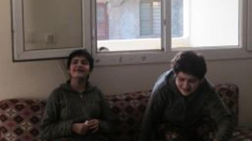 İlk&ouml;ğretim &Ouml;ğrencileri Engelli Kız Kardeşleri Sevindirdi