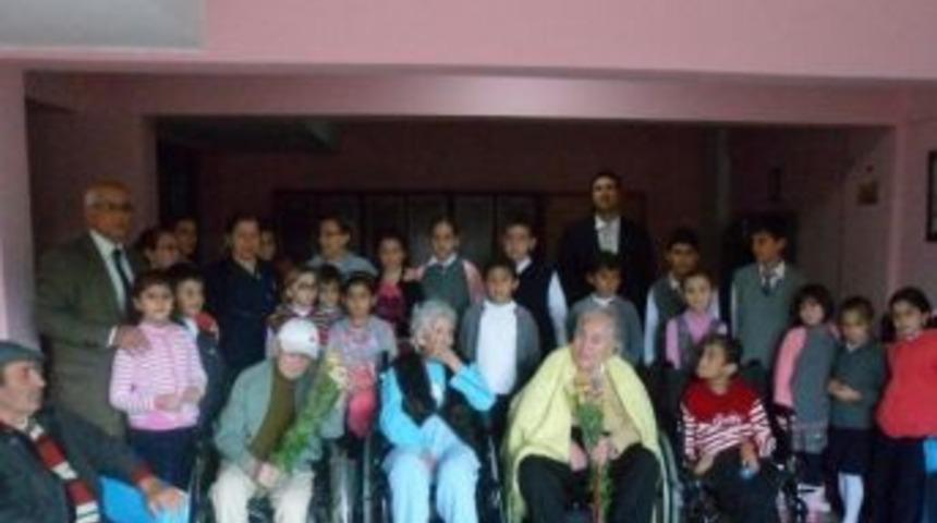 Urla&rsquo;lı &Ouml;ğrencilerden Yaşlı Bakım Evine Anlamlı Ziyaret