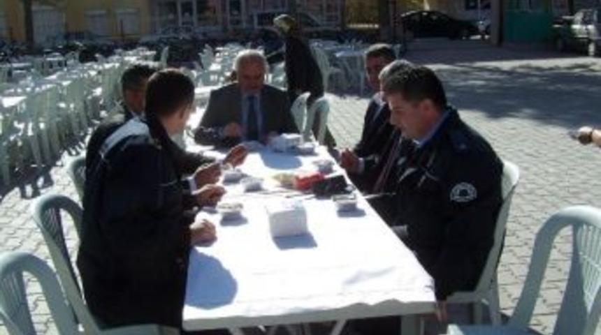 Korkuteli'nde &Ouml;ğrenciler Vatandaşlara Aşure İkram Etti