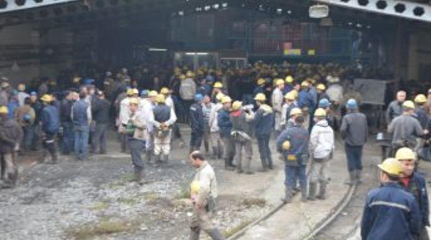 &Ccedil;alışma Şartlarını Protesto Eden Iş&ccedil;iler Kendilerini Ocağa Kapattı