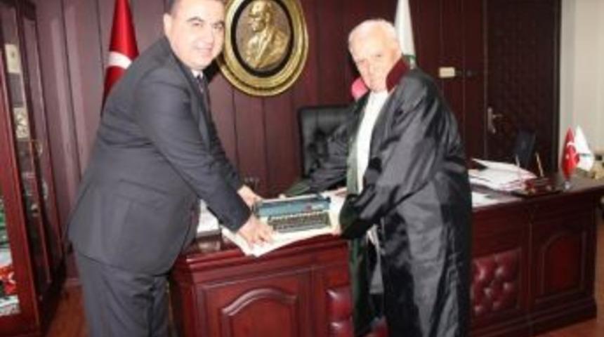 Emektar Avukat 62 Yıllık Daktilosuna Şiirle Veda Etti