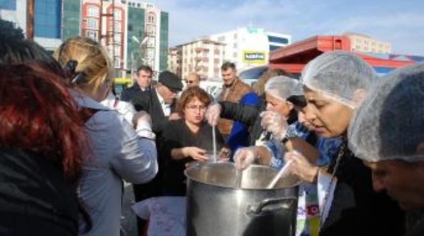 Chp&rsquo;liler, Pazar Girişinde Aşure Dağıttı