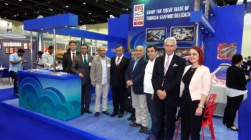 Su &Uuml;r&uuml;nleri Tanıtım Grubu Dubai&rsquo;de 2 Bin Kişiye Balık Ziyafeti &Ccedil;ekti