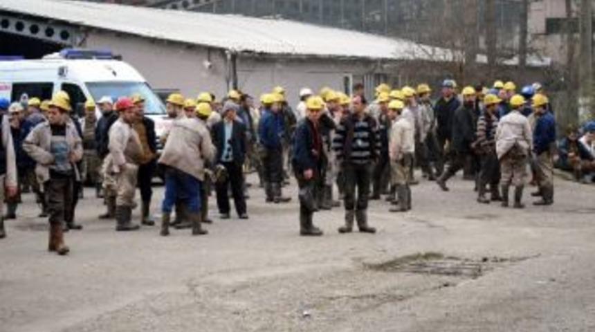 Maden İş&ccedil;ileri Kendilerini Ocağa Kilitledi