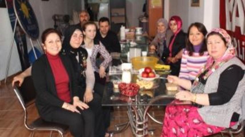 Alaşehir Ak Parti Kadınlar Kolları Aşure Dağıttı