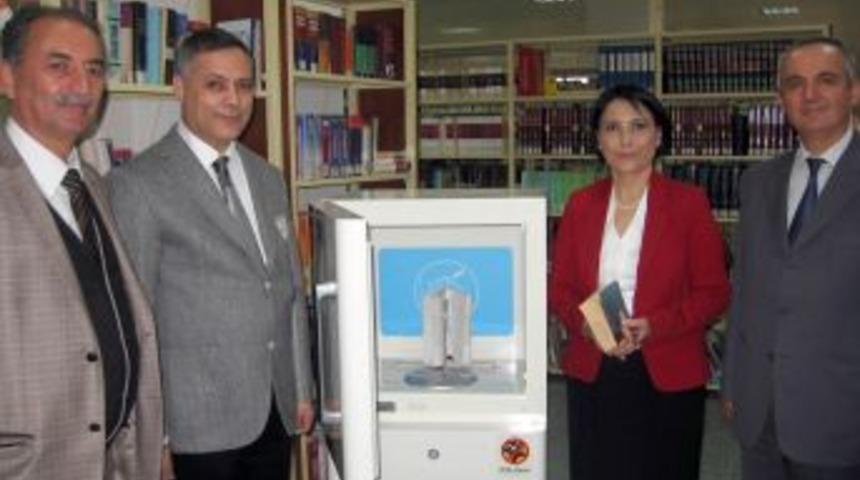 CB&Uuml; Merkez K&uuml;t&uuml;phanesi'nde Kitap Yıkama Makinesiyle Temizlik Yapılıyor