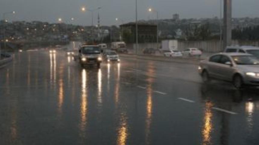 İzmir’de Yağmur Şiddetini Artırarak Devam Ediyor