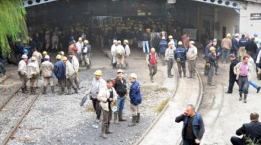 Maden iş&ccedil;ileri eylemlerini s&uuml;rd&uuml;r&uuml;yor