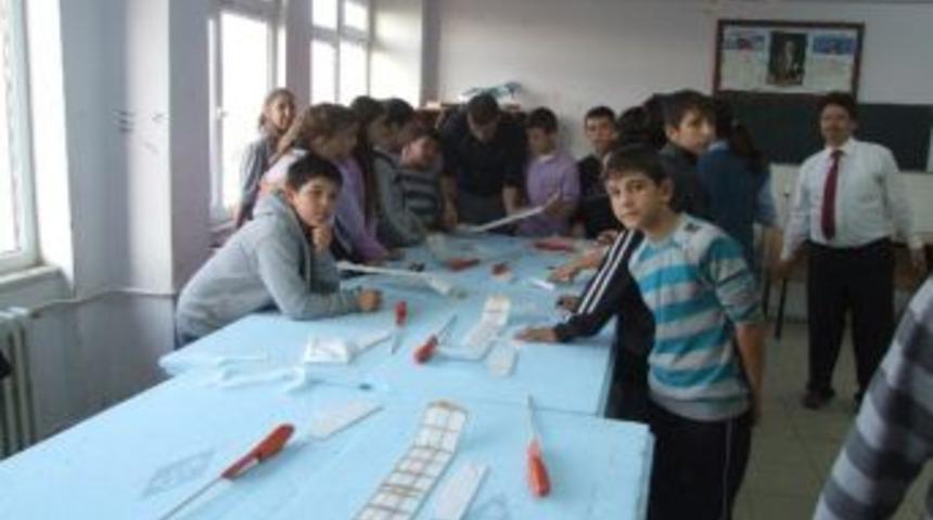 Şark&ouml;y&rsquo;de &Ouml;ğrenciler Maket U&ccedil;ak Yapıyor