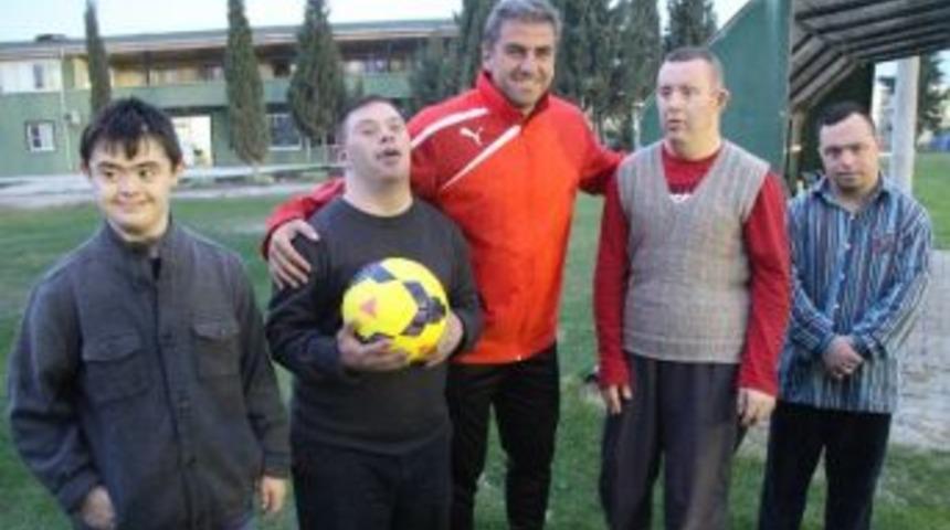 Engelli &Ccedil;ocuklar, Akhisar Belediyespor&rsquo;u Ziyaret Etti