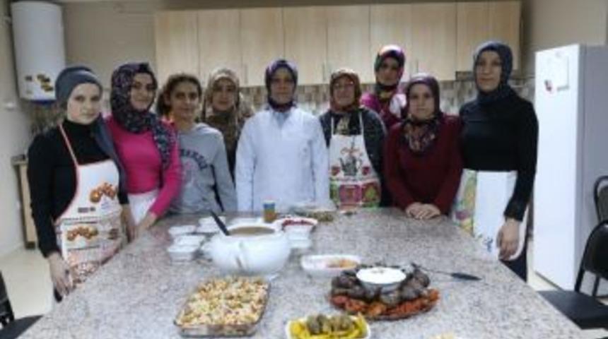 Ko-mek Kursiyerleri En Lezzetli Aşureyi Yaptı